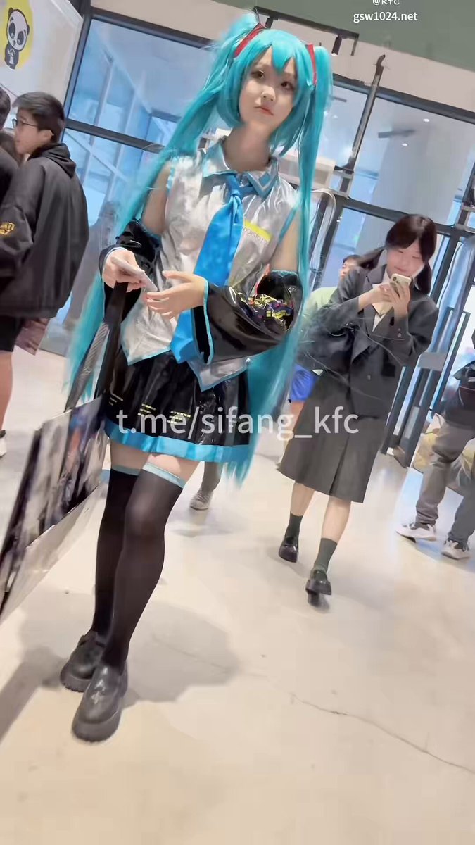 精致可爱的Coser少女，身着轻盈连衣裙，搭配黑色蓝边丝袜，修长美腿若隐若现，脸蛋精致甜美，散发着温柔又俏皮的魅力～​​​​​​​​​​​​​​​​​​​​​​​​​​​​​​​​​​​​​​​​​​​​​​​​​​