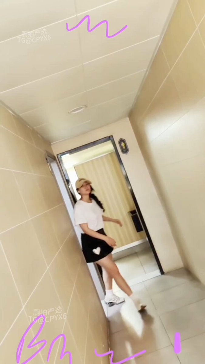 超高冷学舞蹈的学妹，没想到逼这么湿润这么粉嫩，拿手电筒一直照射，白色液体缓慢流出都看的一清二楚，刺激到手抖，太爽了！