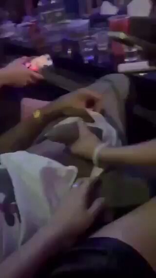 当大姐大掏出黑人同学的大吊那一刻全场女孩尖叫，挨个求操，给骚逼大姐大操的一步到胃，干到白浆直流 黑人留学生真吃香🥰🥰 观看链接在评论区