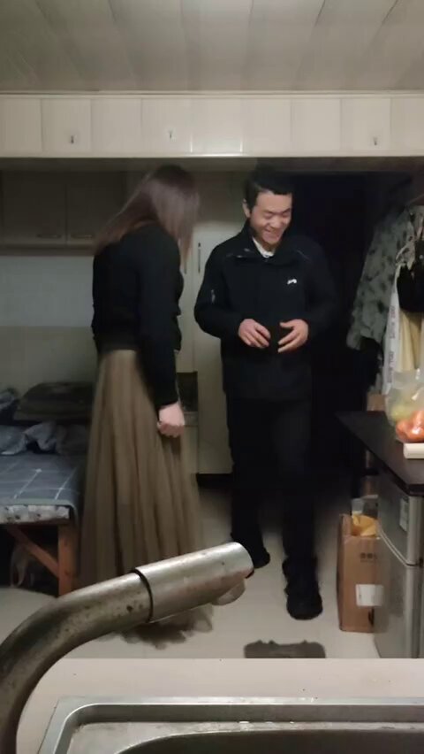 Muchos internautas critícan la poca gracia ó atractivo de Sister Hong,la realidad es que en China es penado el ser gay,no hay libertad de expresión en este tipo de situaciones&amp;poreso los hombres que elegian a Sister estaban de acuerdo con su apariencia😏 🔥 😈