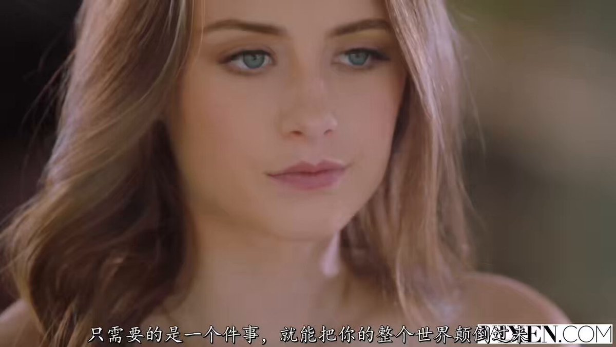 Kyler撞见妈妈与健身教练Johnny激烈口交做爱，嫉妒又性奋。她以此要挟教练，主动脱衣跪舔巨根，被狂插小穴、后入猛干至高潮喷水，最终被内射灌满，彻底报复妈妈并沉溺肉欲。