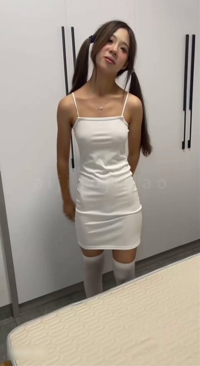 真实摄影师套路学生妹私拍白丝双马尾小姐姐很抗拒最后还是被拿下，对白太刺激了（