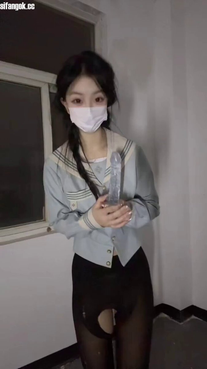 爸爸说今天他不行，把我赶出了家门我只能偷偷的在楼道自己玩小学好刺激呀，差一点被邻居看见了