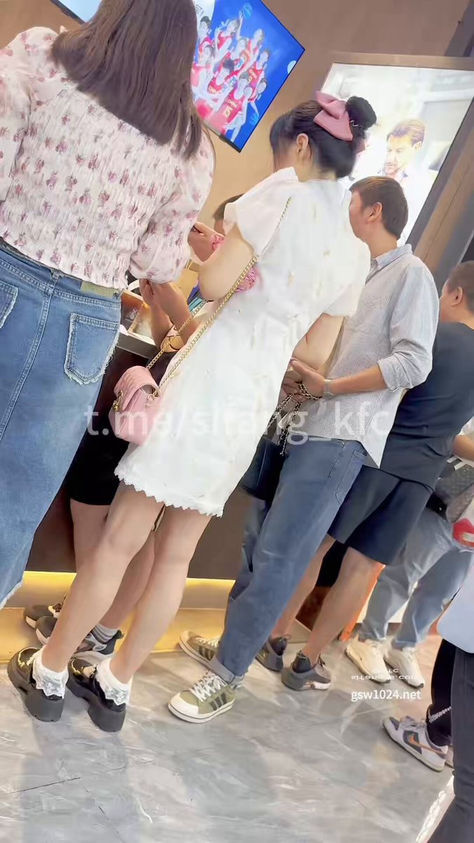 她是极品少妇，却始终怀揣一颗清澈的少女心。