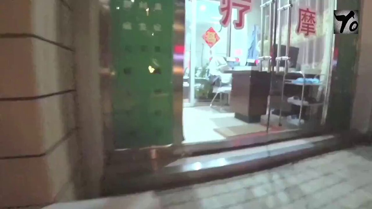 按摩途中老婆主动出击 各种手撸，主动口活，估计老板太激动了，无套插入后听到老婆被干的嗷嗷叫🥵🥵🥵