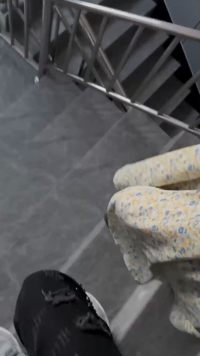 【学妹你这个胸，就算是阅片无数的我在小黄片里都没有看到过这么好看的胸！】学妹年纪小就是嫩，逼里面粉粉的，能操到这种学妹，不管是逼，还是情绪价值都特别到位的女生，就算她有爱赌的爸生病的妈，我也要撸网贷去养她！