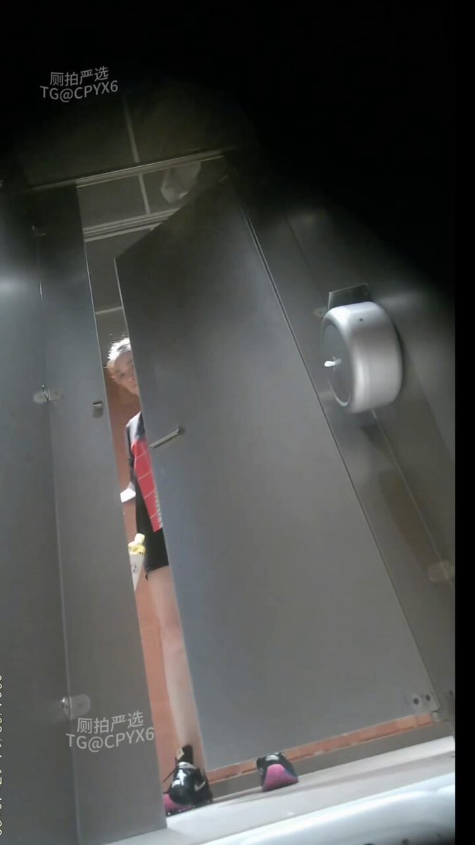 来练瑜伽的高挑贵妇，没想到瘦小的身躯竟然藏着这么好看的蜜桃臀！又光滑又白嫩，配上粉嫩的一线天堪称极品货色！