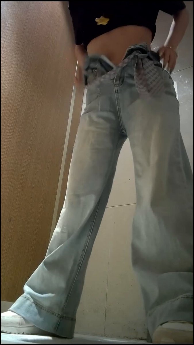 美女上完厕所从口袋掏出跳蛋塞了进去，又是一个反差表
