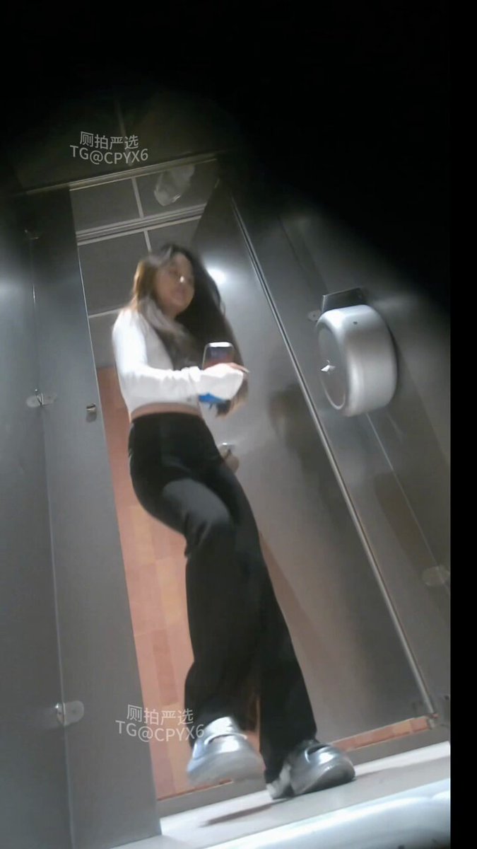 健身的美女身材就是不一样，前凸后翘，美女侧着身子给你看骚逼，真是太粉嫩了！