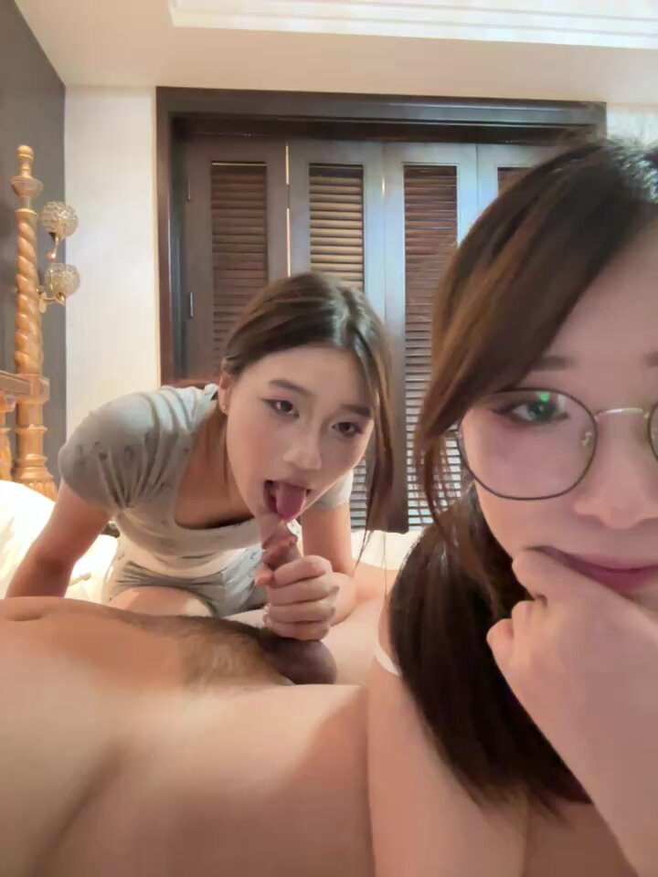 反差巨乳少妇带上自己的闺蜜直播群交淫乱酒店 撸点十足