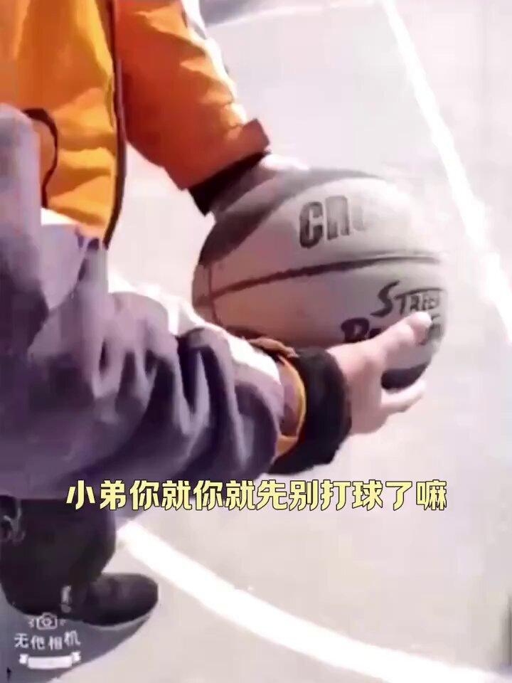 同学先别打球了到我车上去~没事别害怕 姐姐想要你~超火的美少妇勾搭篮球上打篮球的同学~ 观看链接在评论区