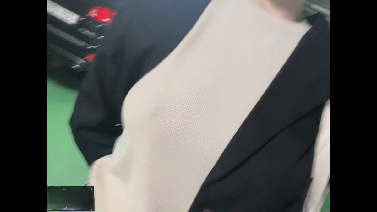 好好放纵一下吗？ 真空出门去逛街去走公园 逛着逛着下面就湿透了
