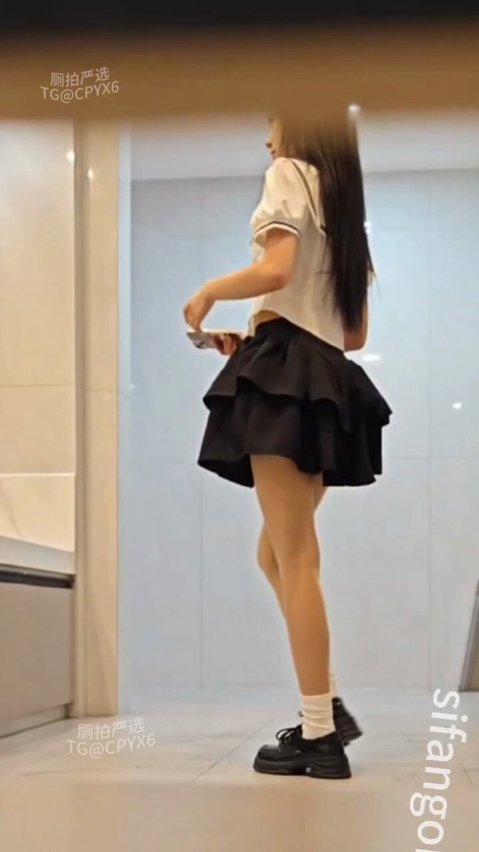 蹲了台球陪练妹妹很久了，这次终于拍到了她的骚逼，清纯的外表下，没想到毛这么多，性欲够强的，看完骚逼直播间还和她互动确认，太好玩了！