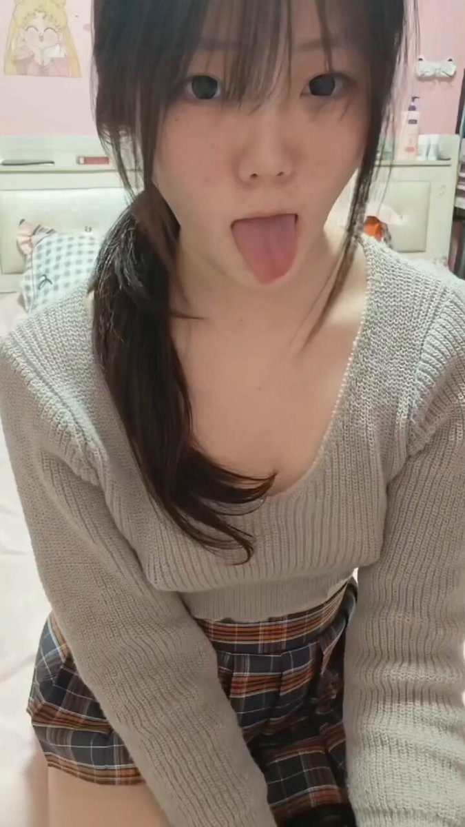 高颜值纯情女大的我暑期在自己房间穿JK黑丝被异地同桌网调，花式玩弄自己的嫩穴，用水晶棒快速抽插把自己玩的高潮痉挛，骚穴上全是白浆