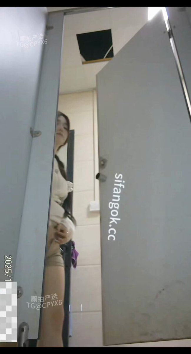 在主播大楼关注这位网红美女好久了，这次终于逮到了，这骚逼怎么能这么粉嫩啊？人美逼美！